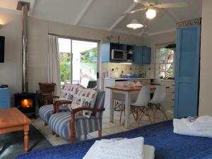 赫曼努斯Eastbury Cottage的带沙发和桌子的客厅以及厨房。