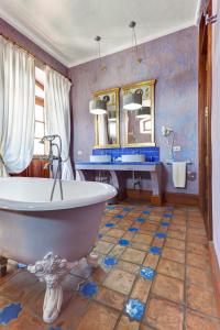 亚伊萨雅伊萨拉卡索纳酒店的带浴缸和盥洗盆的大浴室