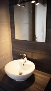 乔拉弗雷恩多斯Paraporti的浴室设有白色水槽和镜子