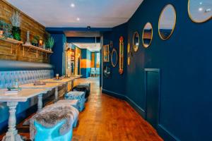 曼彻斯特美提酒店的餐厅拥有蓝色的墙壁和蓝色的桌椅