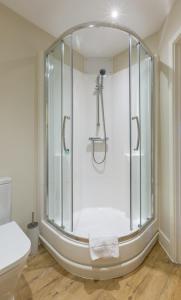 坎伯利House of Fisher - Central House的一间带卫生间的浴室内的玻璃淋浴间