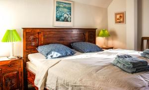 伯卢姆Ballum Slusekro的一间卧室配有一张大床和两个枕头