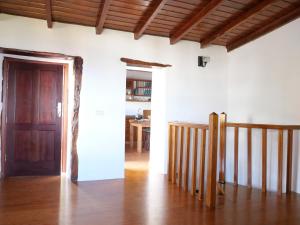 弗龙特拉Casa Rural Los Llanillos的一间设有楼梯和木门的房间