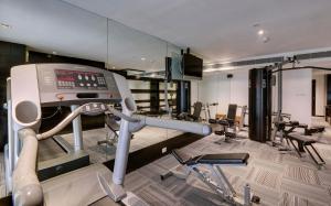 新德里Svelte Hotel and Personal Suites的一间带跑步机的健身房