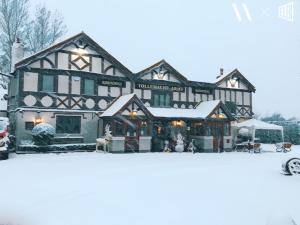 CalveleyTollemache Arms的前面的地面上积雪的建筑