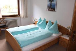 维辛Lamplhof B&B的一间卧室配有一张带蓝色枕头的大床