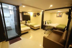 孟买快乐岛酒店的酒店客房设有两张床和窗户。