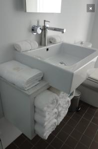 斯旺西阿瓦隆沿海度假村酒店的白色的浴室设有水槽和毛巾。