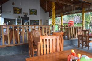 Nyuh Gading Bungalow Nusa Penida餐厅或其他用餐的地方