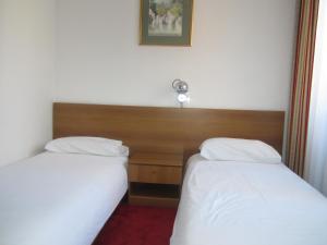 萨拉热窝格兰德酒店的两张睡床彼此相邻,位于一个房间里