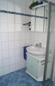 泰克伦堡Ferienwohnung Am Sundern的一间带水槽和镜子的浴室