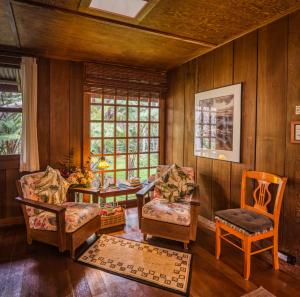 沃尔卡诺Crater Rim Cabin的客厅设有木墙和桌椅