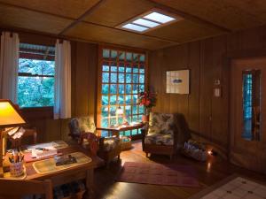 沃尔卡诺Crater Rim Cabin的客厅配有桌椅和窗户。