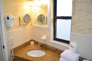 代托纳海滩代托纳比奇太阳海盗酒店的一间带水槽和镜子的浴室