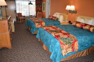 代托纳海滩代托纳比奇太阳海盗酒店的一间酒店客房,房间内设有三张床