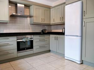 内尔哈Sunset view的厨房配有白色家电和白色冰箱