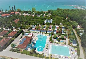 拉齐塞Le Palme Camping & Village的享有带游泳池的度假村的空中景致