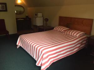 StearnsBig South Fork Trail Lodge的客房内的红色和白色条纹床