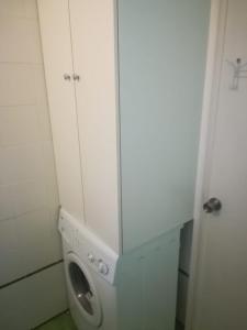 拉奥利瓦FUERTEVENTURA VISTAMAR的一间小浴室,配有小便柜和白色橱柜