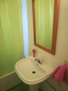 拉奥利瓦FUERTEVENTURA VISTAMAR的一间带水槽、镜子和淋浴的浴室