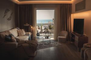雅典Sea view super romantic apartment的带沙发和电视的客厅