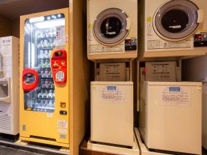 仙台APA Hotel Sendai-eki Itsutsubashi的商店里的一排洗衣机和烘干机