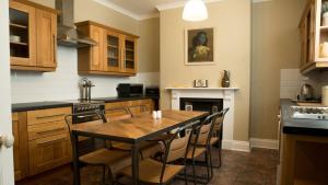 布里德灵顿Kittiwake Number 4 - Town Centre & Spacious的厨房配有桌椅和壁炉。