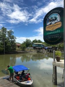 佛丕Baan Bon Resort Bang Tabun的一群人,在船上