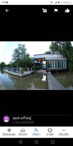 佛丕Baan Bon Resort Bang Tabun的水体上建筑物的照片