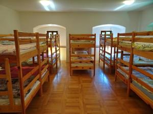 耶塞尼采Dom Pristava的一间设有许多双层床的房间
