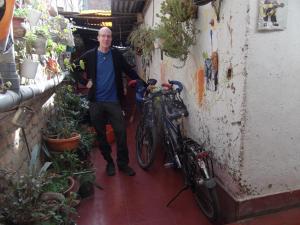卡哈马卡Casa Mirita的站在两辆自行车旁边,在屋子里的一个男人