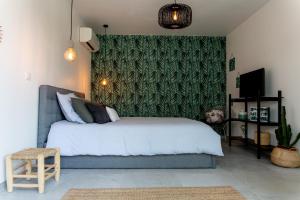旺达尔格L'Oasis Vendargues的卧室配有白色的床和绿色的墙壁
