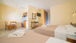 克里斯阿穆迪亚Aneton的酒店客房设有两张床和一张桌子。