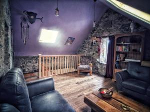 基拉尼The Black Sheep Hostel的客厅配有沙发和椅子