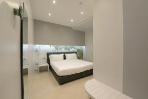 弗兰卡维拉丰塔纳Imperiali Hotel的一间卧室配有一张带白色床单的床和一扇窗户。