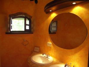 蒂亚斯Casa Niro的一间带水槽和镜子的浴室