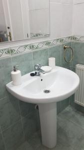 维拉Finca San Mateo的浴室设有白色水槽和镜子