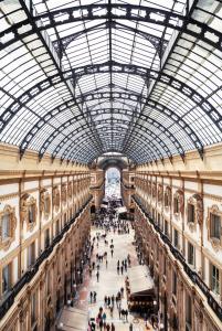 米兰Galleria Vik Milano - Townhouse Galleria的享有带玻璃天花板的大型建筑的景致。