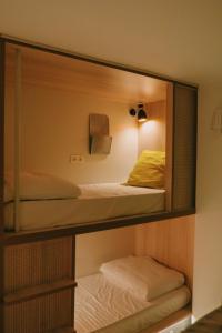 扎鲁亚斯Blai Blai Hostel的带镜子的客房内的两张双层床