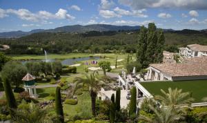 穆然皇家穆冉高尔夫豪华酒店及Spa的享有度假村的空中景致,设有高尔夫球场