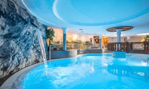 格英Wellnessresort Seiwald **** Superior的一座带瀑布的游泳池