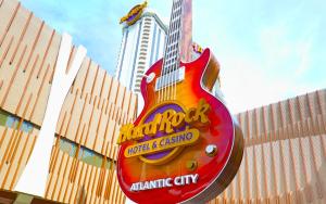 大西洋城Hard Rock Hotel & Casino Atlantic City的大楼前的大吉他标志