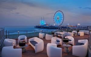 大西洋城Hard Rock Hotel & Casino Atlantic City的一组白色椅子和摩天轮