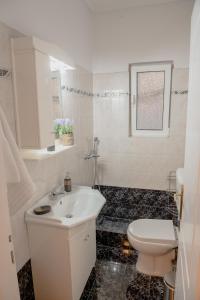 斯巴达Helios Residence的浴室配有白色水槽和卫生间。