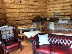 Coed y Marchog Woodland Retreat的休息区