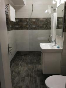 马马亚Inima Mamaia LuxyMar 2 Apartment的白色的浴室设有水槽和卫生间。