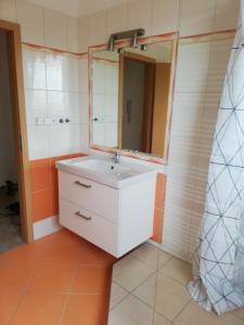 兹诺伊莫Apartmány pod Divadlem的浴室设有白色水槽和镜子