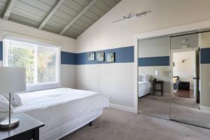 山景城Spacious, Soaring Ceilings, Near Downtown MV, GOOG的卧室配有一张白色大床和镜子