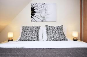 日茄基Apartmán U Sikorek的卧室配有白色的床和2个枕头