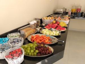 萨利诺波利斯Hotel Brio的自助餐,在柜台上摆放水果和蔬菜盘